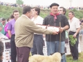 El alcalde Angel Iturbe hace acto de entrega de un premio a un pastor