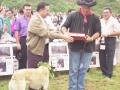 El alcalde Angel Iturbe hace acto de entrega de un premio a un pastor
