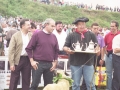 Entrega de un premio a un pastor. Entre los presentes, el alcalde Angel Iturbe