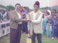 El alcalde Angel Iturbe hace acto de entrega de un trofeo a un pastor