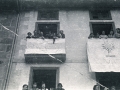 Personas contemplan los actos religiosos desde los balcones