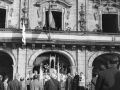 Autoridades religiosas durante el Congreso en la plaza de los Fueros. En el balcón del Ayuntamiento, una imagen del Papa Pío XII