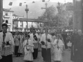 Cruz procesional y ciriales durante la procesión del Corpus