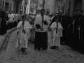 Cruz procesional y ciriales durante la procesión del Corpus