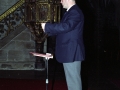 Director del coro parroquial durante una actuación en la Iglesia de San Miguel
