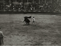 CORRIDA DE TOROS EN UNA PLAZA. (Foto 19/61)