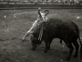 CORRIDA DE TOROS EN UNA PLAZA. (Foto 49/61)