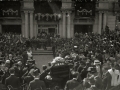 CORTEJO FUNEBRE DEL COMPOSITOR JOSE MARIA USANDIZAGA. AUTORIDADES TRAS EL CORTEJO. ORQUESTA TOCANDO EN LA ENTRADA DEL TEATRO VICTORIA EUGENIA. (Foto 1/7)