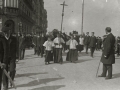 CORTEJO FUNEBRE DEL COMPOSITOR JOSE MARIA USANDIZAGA. AUTORIDADES TRAS EL CORTEJO. ORQUESTA TOCANDO EN LA ENTRADA DEL TEATRO VICTORIA EUGENIA. (Foto 2/7)