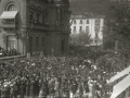 CORTEJO FUNEBRE DEL COMPOSITOR JOSE MARIA USANDIZAGA. AUTORIDADES TRAS EL CORTEJO. ORQUESTA TOCANDO EN LA ENTRADA DEL TEATRO VICTORIA EUGENIA. (Foto 3/7)