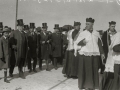 CORTEJO FUNEBRE DEL COMPOSITOR JOSE MARIA USANDIZAGA. AUTORIDADES TRAS EL CORTEJO. ORQUESTA TOCANDO EN LA ENTRADA DEL TEATRO VICTORIA EUGENIA. (Foto 4/7)