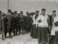 CORTEJO FUNEBRE DEL COMPOSITOR JOSE MARIA USANDIZAGA. AUTORIDADES TRAS EL CORTEJO. ORQUESTA TOCANDO EN LA ENTRADA DEL TEATRO VICTORIA EUGENIA. (Foto 4/7)