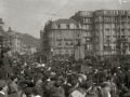 CORTEJO FUNEBRE DEL COMPOSITOR JOSE MARIA USANDIZAGA. AUTORIDADES TRAS EL CORTEJO. ORQUESTA TOCANDO EN LA ENTRADA DEL TEATRO VICTORIA EUGENIA. (Foto 5/7)