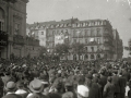 CORTEJO FUNEBRE DEL COMPOSITOR JOSE MARIA USANDIZAGA. AUTORIDADES TRAS EL CORTEJO. ORQUESTA TOCANDO EN LA ENTRADA DEL TEATRO VICTORIA EUGENIA. (Foto 6/7)