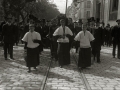 CORTEJO FUNEBRE DEL COMPOSITOR JOSE MARIA USANDIZAGA. AUTORIDADES TRAS EL CORTEJO. ORQUESTA TOCANDO EN LA ENTRADA DEL TEATRO VICTORIA EUGENIA. (Foto 7/7)