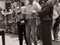Eli Galdos hace entrega de un obsequio a un corredor de la cross popular