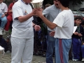 Entrega de un trofeo a un corredor