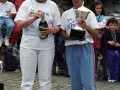 Entrega de un trofeo a un corredor