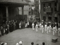 DANTZARIS BAILANDO LA ESPATA DANTZA EN LA PLAZA DE LEZO. (Foto 2/2)