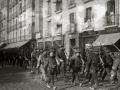 DESFILE DE TROPAS DESTINADAS A LA GUERRA DE AFRICA POR LA CALLE HERNANI ANTES DE EMBARCAR. (Foto 1/3)