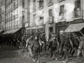 DESFILE DE TROPAS DESTINADAS A LA GUERRA DE AFRICA POR LA CALLE HERNANI ANTES DE EMBARCAR. (Foto 1/3)