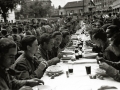 DESPEDIDA A LOS SOLDADOS INTEGRANTES DE LA DIVISION AZUL TRAS UNA COMIDA EN EL PATIO DEL HOSPITAL MILITAR MOLA ANTES DE PARTIR. (Foto 2/20)