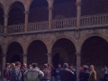 Grupo de personas en el claustro de la Universidad de Oñati, entre ellas, Anton Arbulu y Angel Iturbe