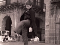 Niño disfrazado de autoridad, bailando durante los actos del Día del Niño, delante de la Casa Consistorial
