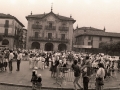 Grupos congregados en la Plaza de los Fueros en la celebración del Día del Niño