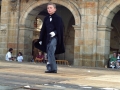 Niño disfrazado de autoridad bailando, en los actos del Día del Niño