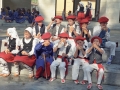 Grupo de niños comiendo bocadillos, en el Día del Niño
