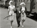 DISCAPACITADOS ACOMPAÑADOS DE ENFERMERAS  TOMANDO UN TREN HACIA EL SANTUARIO DE LOURDES EN LA ESTACION DEL NORTE. (Foto 1/2)