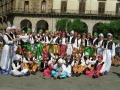 Jóvenes disfrazados en la plaza de los Fueros