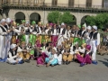 Jóvenes disfrazados en la plaza de los Fueros