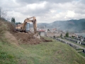 Excavadora trabajando en la ampliación del cementerio