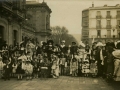 San Sebastián : grupo de niños disfrazados frente al Ayuntamiento en el carnaval