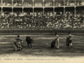 Corrida de toros : preparando el toro para la suerte de muleta / LL