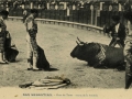 San Sebastián : plaza de toros : suerte de la puntilla / Cliché González