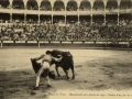Plaza de toros : rematando una suerte de capa = finale d'un jeu de manteau