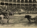 San Sebastián : plaza de toros : cité a suerte de toros = picador excitant le taureau / Cliché González
