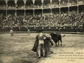 San Sebastián : plaza de toros : citando para una suerte de capa = exitant [sic] le taureau pour la feinte du manteau à la "vèronique" / Cliché González