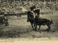 San Sebastián : plaza de toros : suerte de vara = picador repoussant le taureau avec la pique / Cliché González