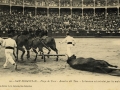 San Sebastián : plaza de toros : arrastre del toro = le taureau est entraîné par les mules / Cliché González