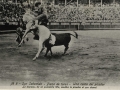 San Sebastián : plaza de toros : una caída del picador = le taureau, de sa puissante tête, soulève le picador et son cheval