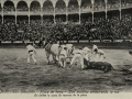 San Sebastián : plaza de toros : las mulillas arrastrando la res = on enléve le corps du taureau de la place