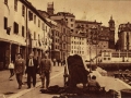 San Sebastián (España) : raccommodeuse de filets devant les pittoresques maisons du port de pêcheurs = the fishing harbour, showing a fishwife mending nets = reparador de redes delante de las pintorescas casas del puerto de pescadores
