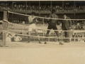 San Sebastián : el boxeador Paulino Uzcudun realizando tareas de juez un una pelea de boxeo
