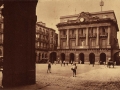 San Sebastián (España) : place de la Constitution et l´Hôtel de Ville = the Town Hall and Constitution square = plaza de la Constitución y casa del Aguntamiento [sic]