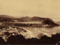 Vue panoramique de St-Sébastien : de Biarritz a Loyola = Vista panorámica de San Sebastián : al centro la playa de la Concha = Panoramic view of St. Sebastian : in the middle is the beach of the Concha