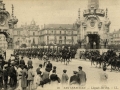 San Sebastián : llegada del Rey = Saint-Sébastien : l'arrivée du Roi, l'escorte sur le pont Maria Christina / LL.